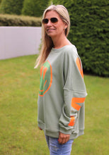 Lade das Bild in den Galerie-Viewer, Miss Goodlife Sweater Roundneck Famous Heartface Strass – almond
